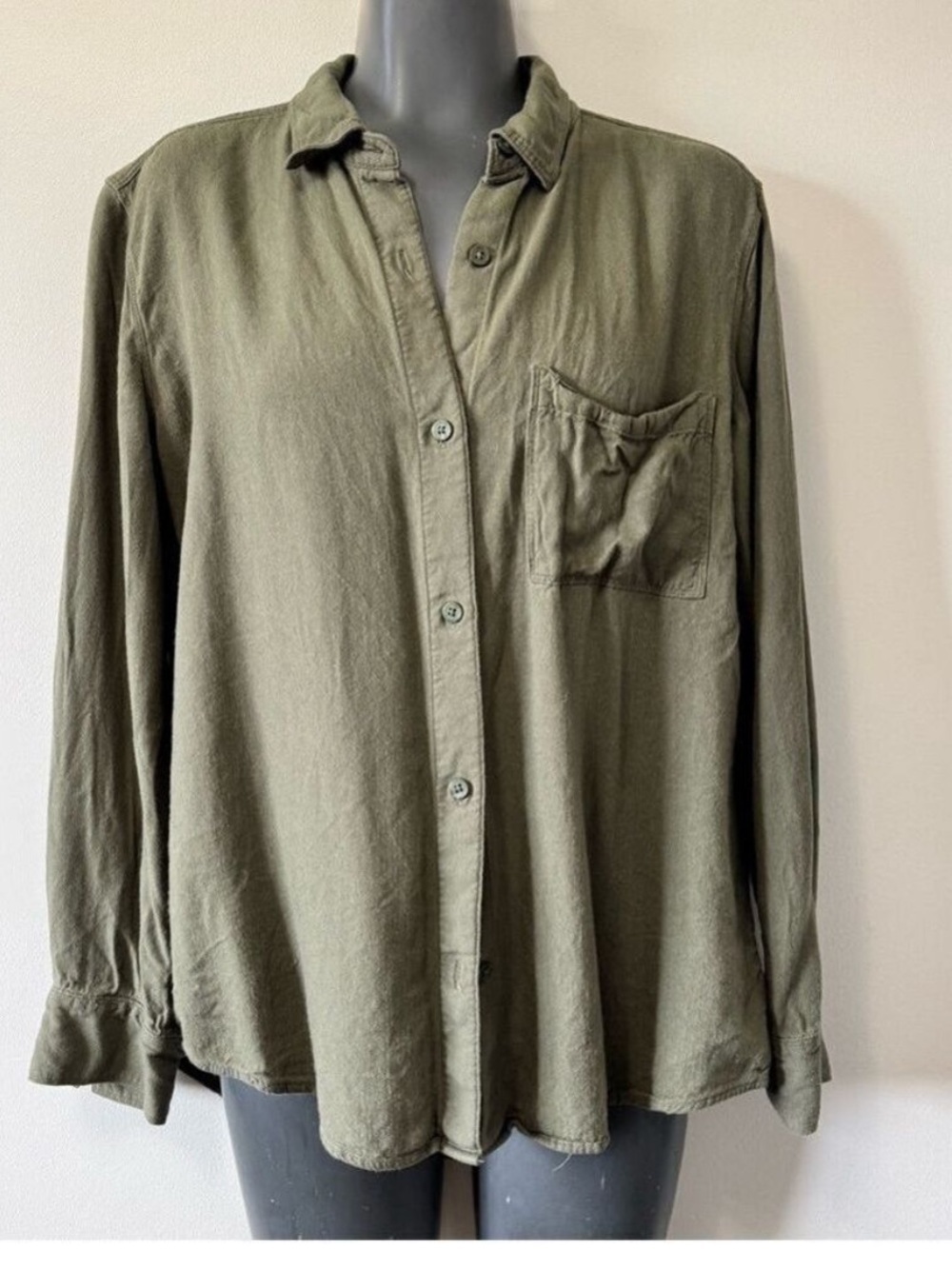 Aritzia x Talula Green Button Down Shirt Relaxed Fit. Size Medium